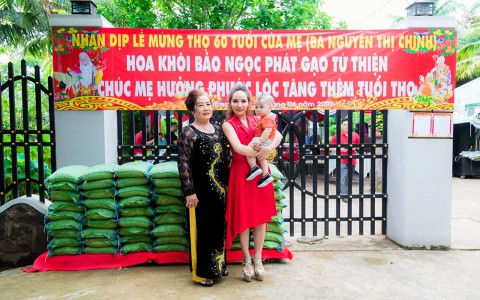 Hoa khôi Bảo Ngọc phát gạo từ thiện nhân dịp mừng thọ Mẹ
